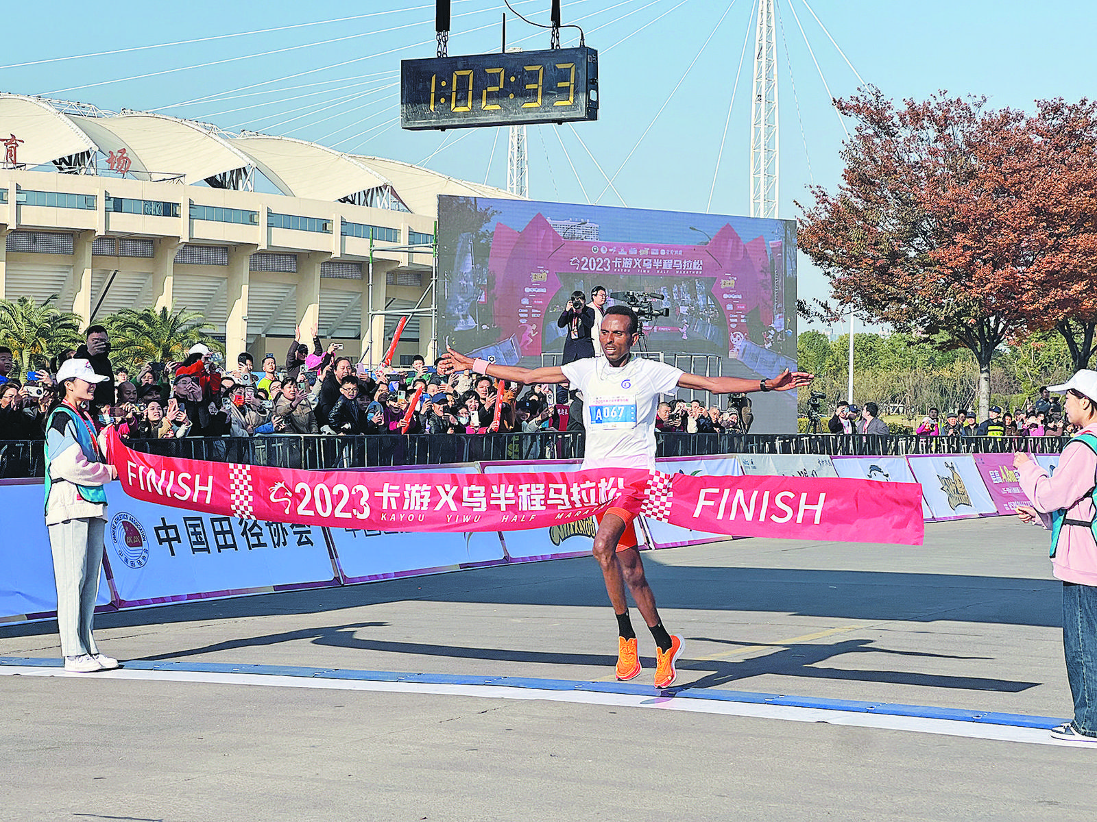 瑞典短跑运动员奔跑如飞，冲刺终点