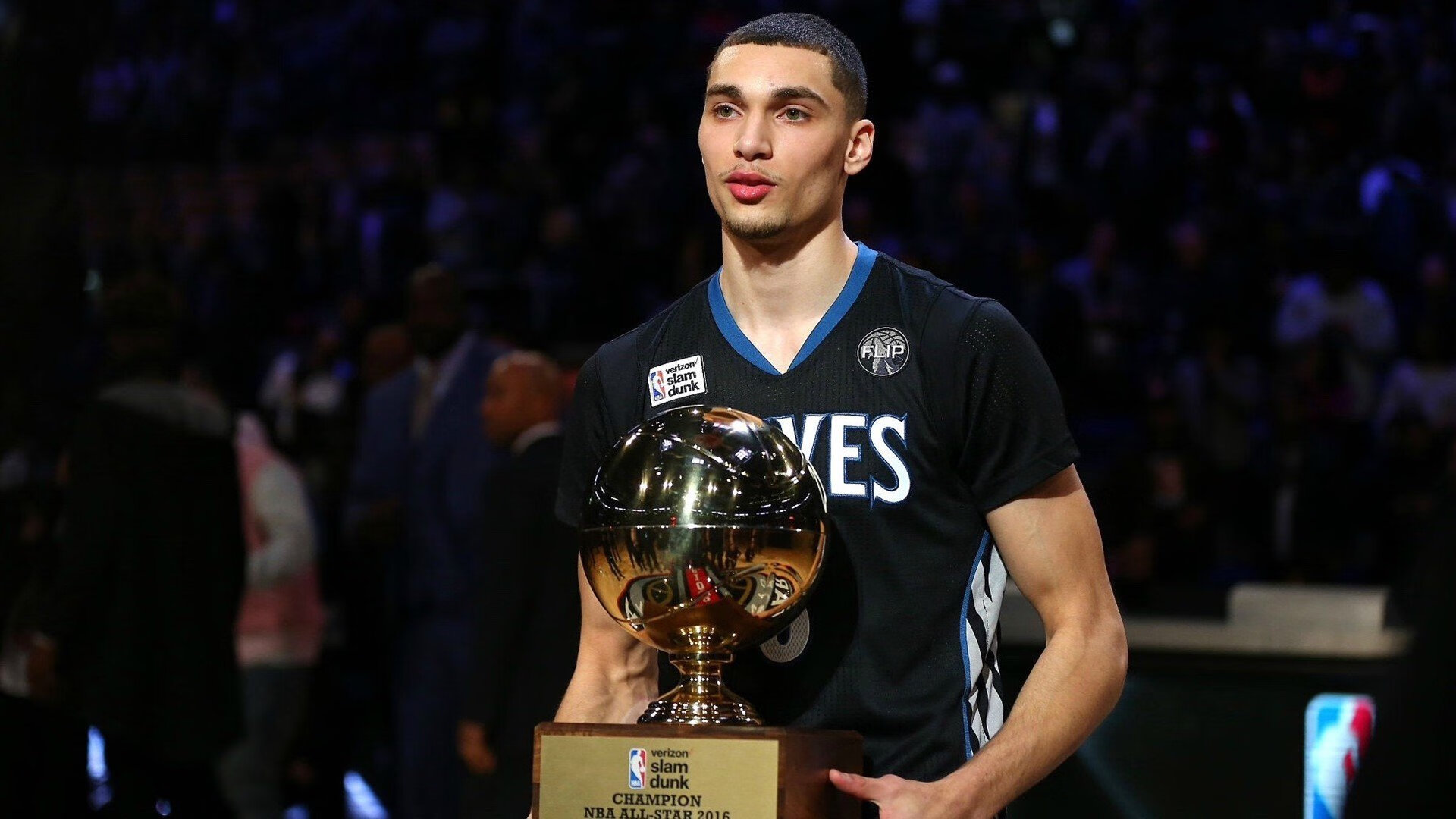 赛道与球场,当F1新赛季揭幕战遇上深圳队碾压火箭